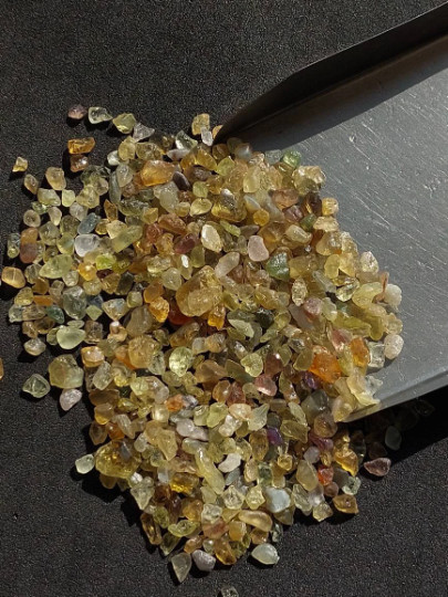 50 Piece Natural Chrysoberyl Raw Material Mix Chrysoberyl Rough 3 to 6 Mm