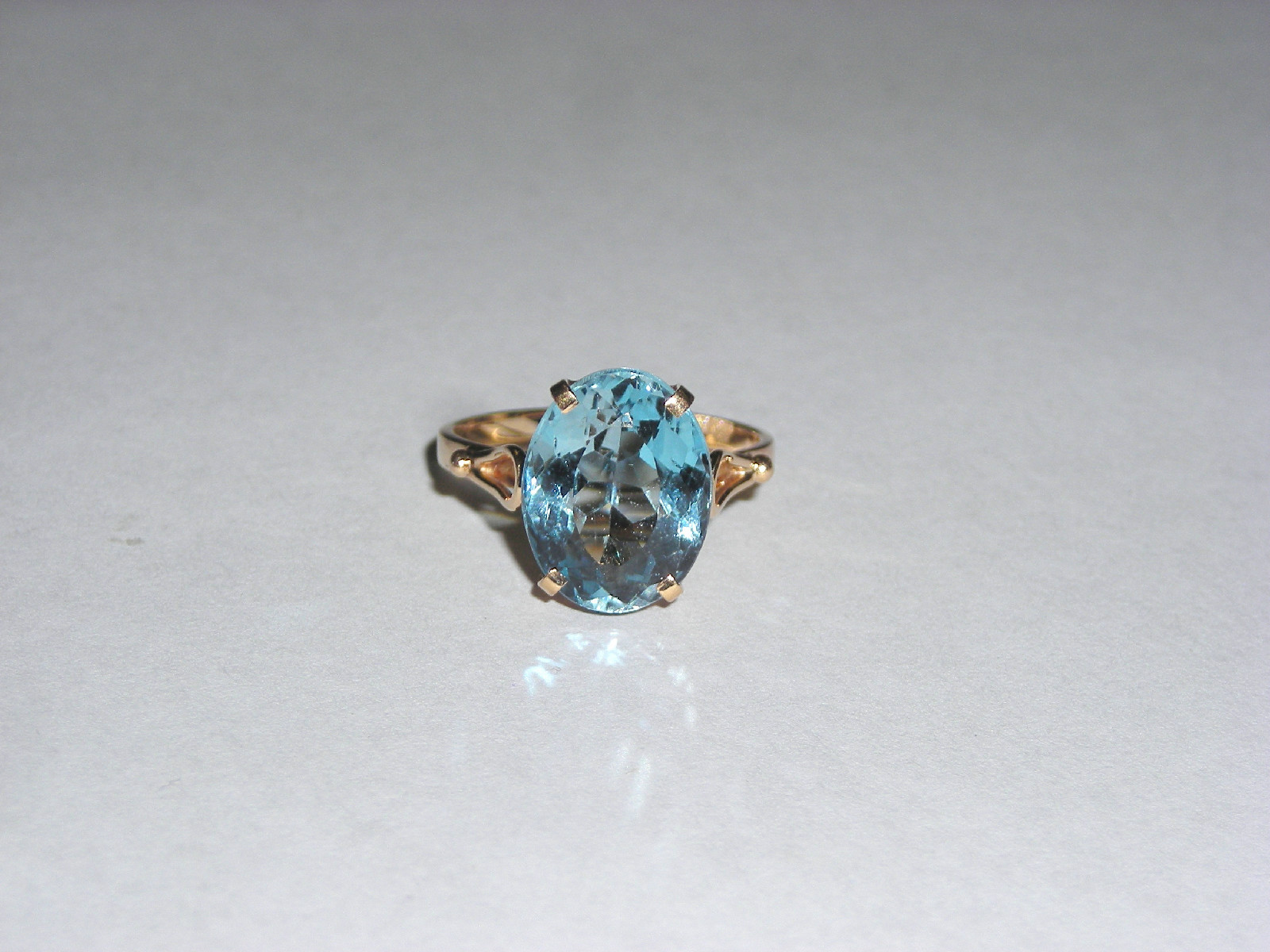 Striking Blue Topaz Solitare 10K Yellow Gold Ladies Ring Size 5.5