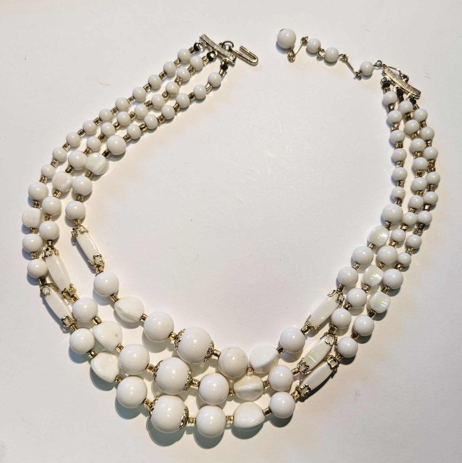 BEAUTIFUL WHITE GRADUATED BEAD 3 STRAND 17 1/2″ w/ STAMPED HOOK CLASP NECKLACE