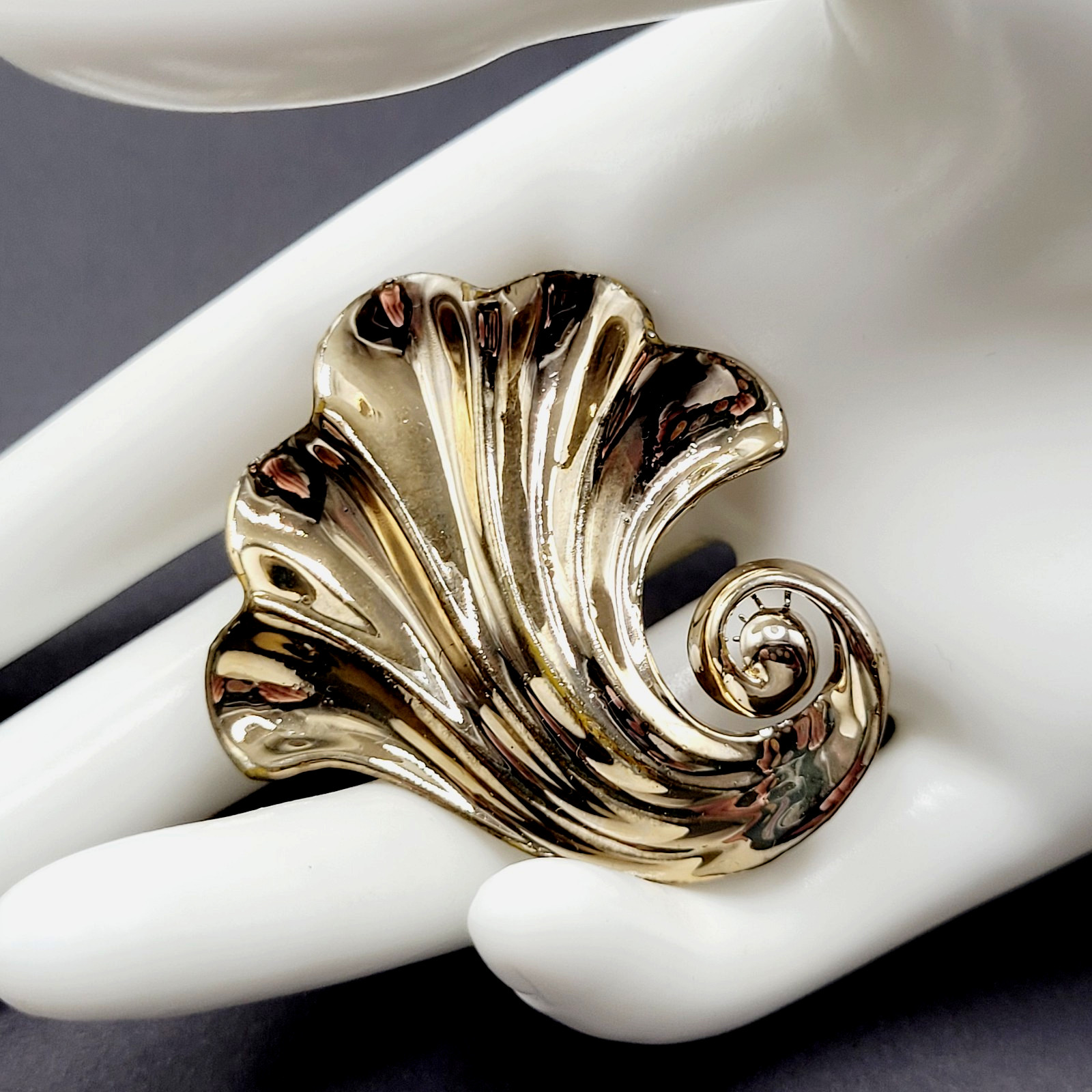Nouveau Style Nautical Shell Swirl Wave Gold Tone Pin Retro 1940s Style Brooch