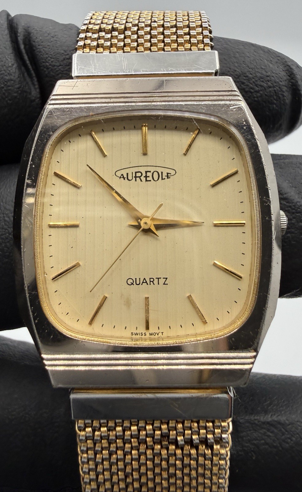 Aureole Quartz Gold Dial Wristwatch