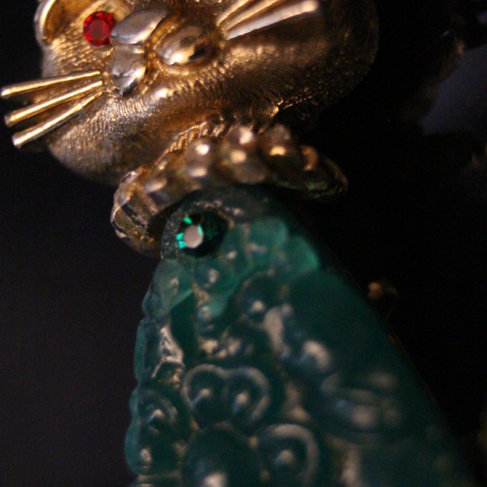 Vtg Kitty Cat Pin Brooch Jade Green Belly Carved Flowers Ruby Red Rhinestones