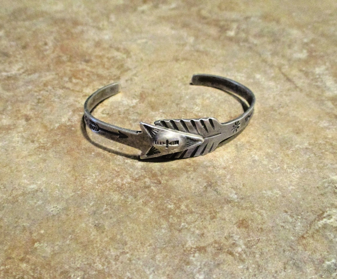 PETITE / SMALL OLD 1950’s Navajo Sterling Silver Stamped Design ARROW Bracelet