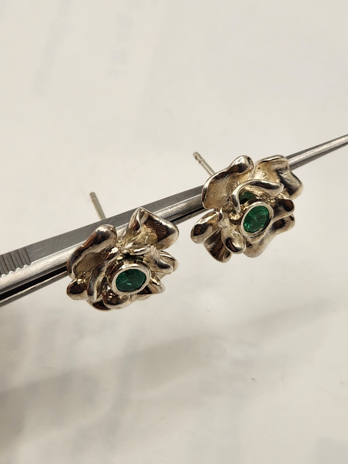 Pendientes en Plata 925 con Esmeralda natural Colombiana de Muzo, hechos a mano.