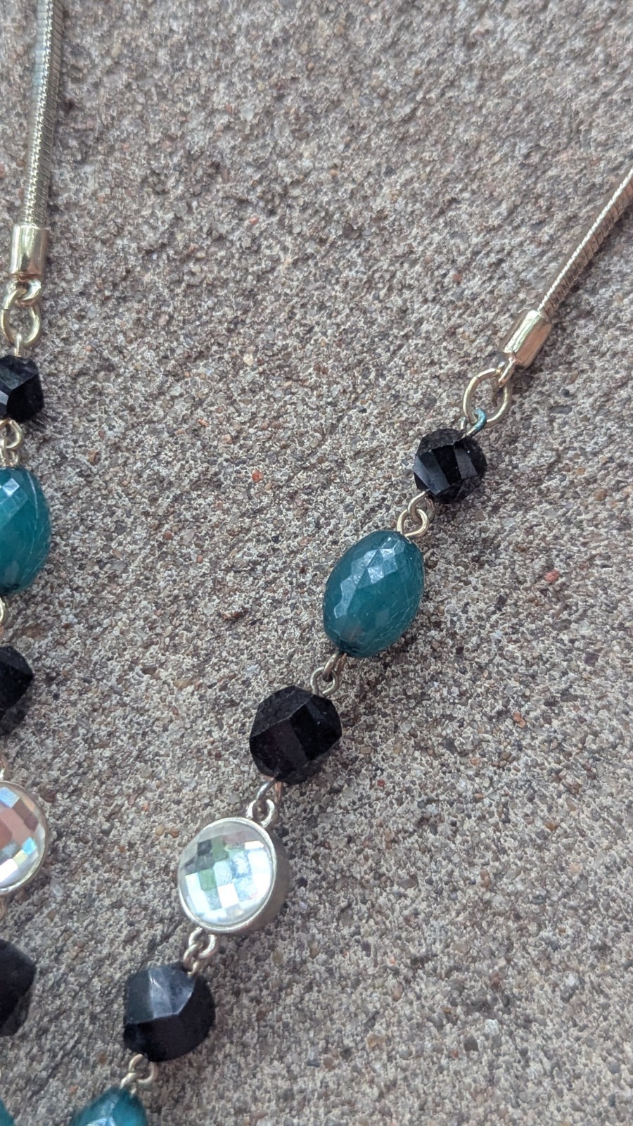 White house black market Silver / Green Crystal tassel necklace 32″ NOS $50 MSRP