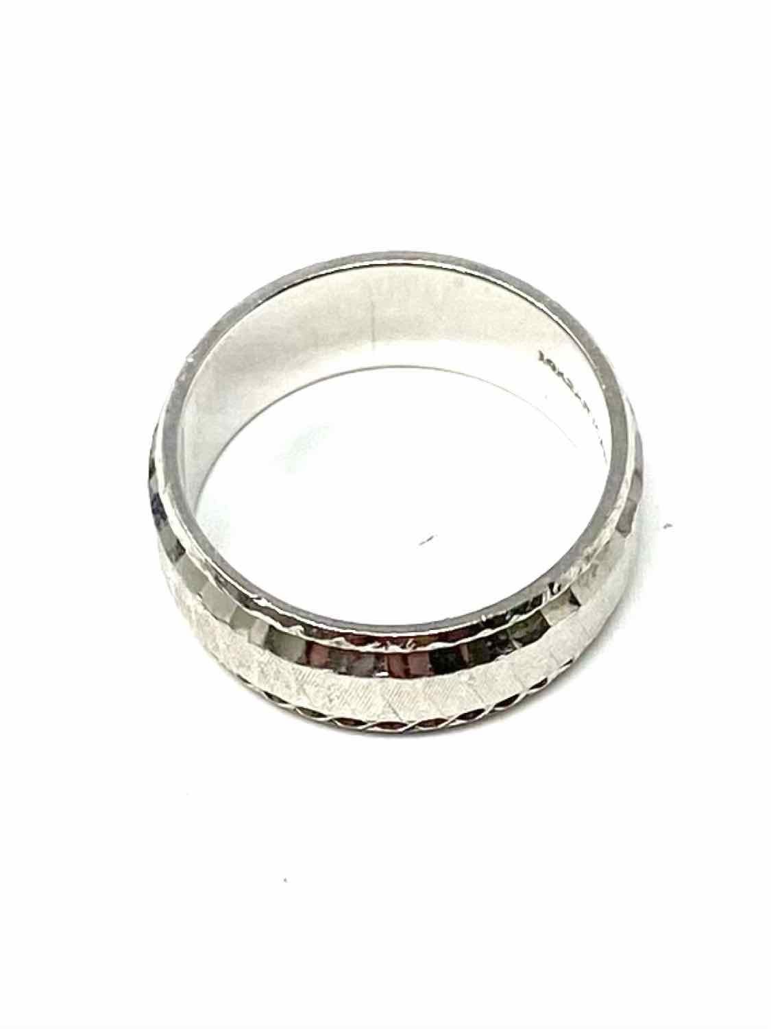 ArtCarved Bridal size 5 14K White Gold Band Hammered Ring
