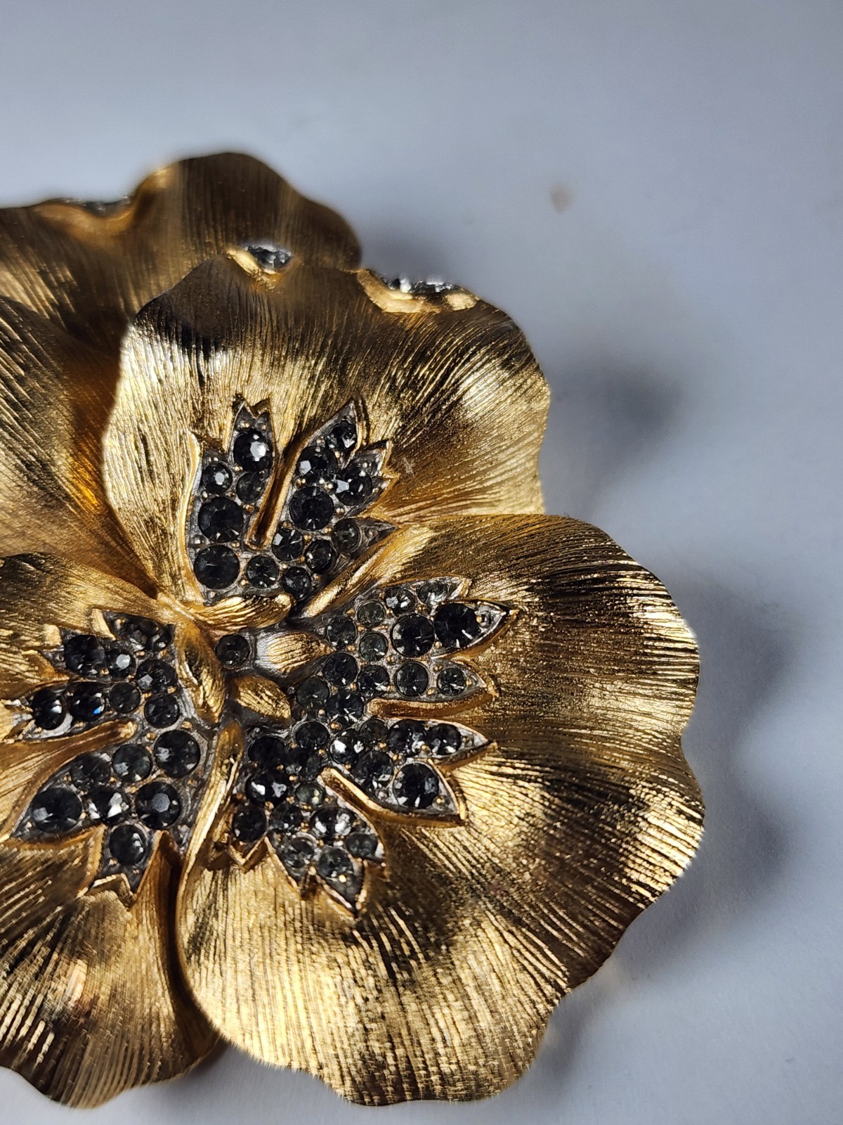 ELEGANT ALFRED PHILIPPE CROWN TRIFARI PAVE’ TRIFANIUM PANSY FLORAL BROOCH TG1