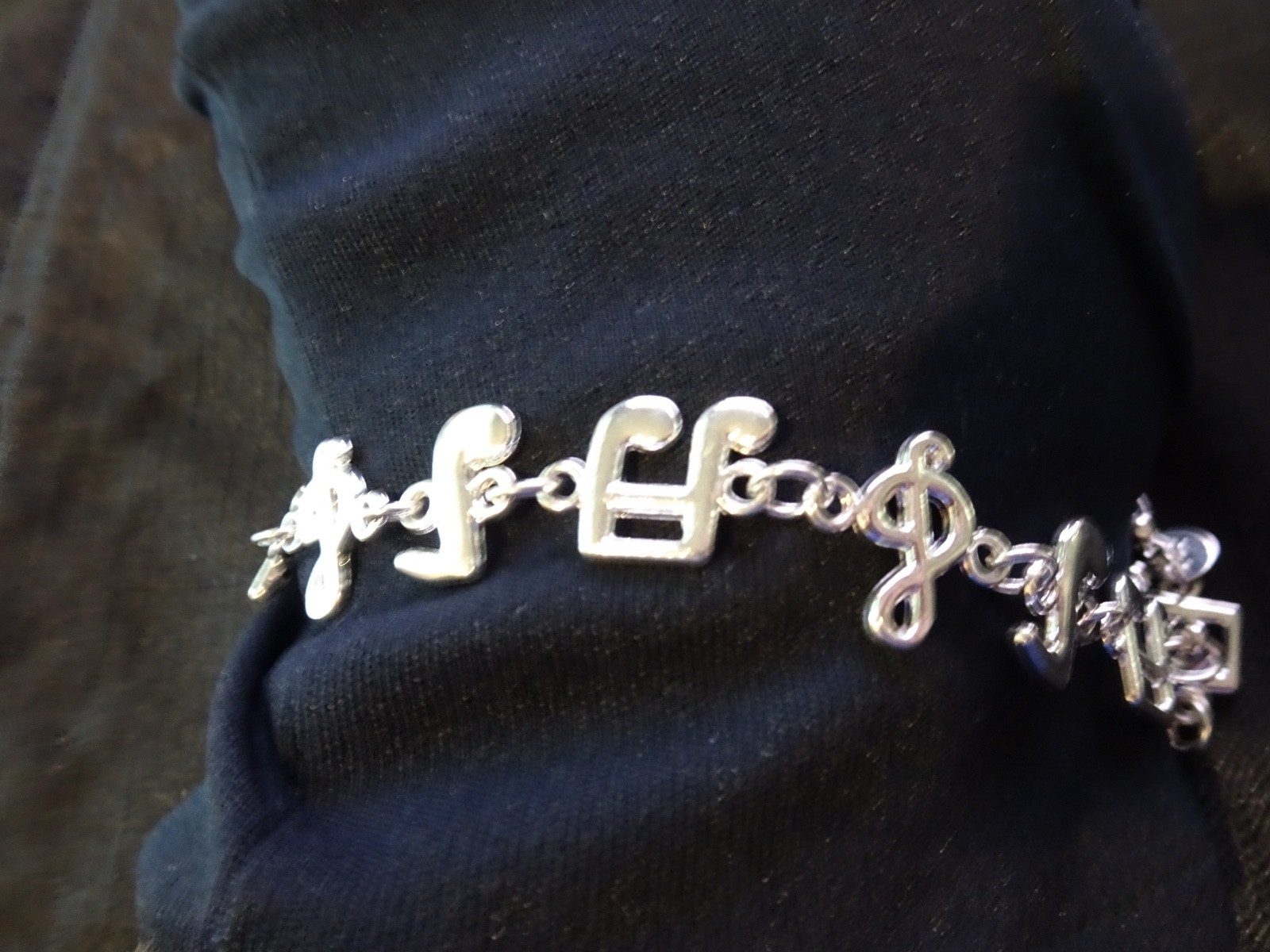 # 484–MUSICL NOTES STERLING SILVER CHARM BRACELET–925–VERY NICE