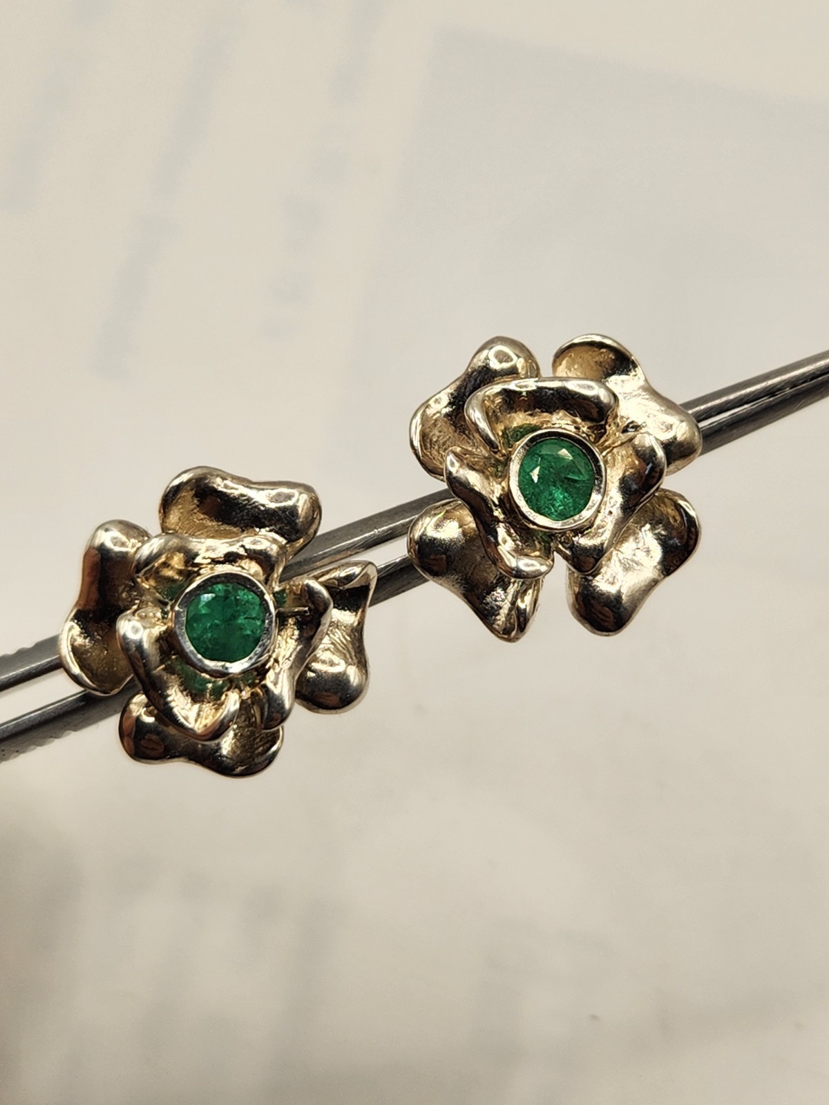Pendientes en Plata 925 con Esmeralda natural Colombiana de Muzo, hechos a mano.