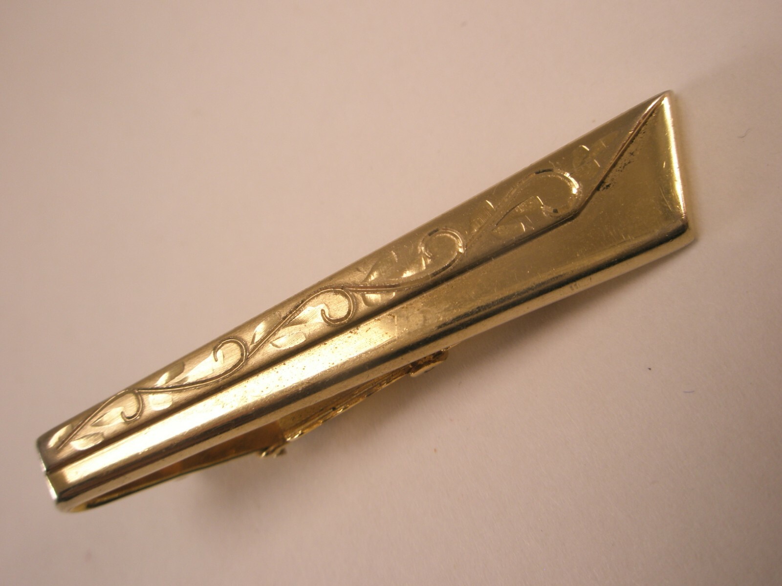 1-13/16″ Vine Scrolled Gold Tone Plain Simple Vintage FOSTER BRAND Tie Bar Clip