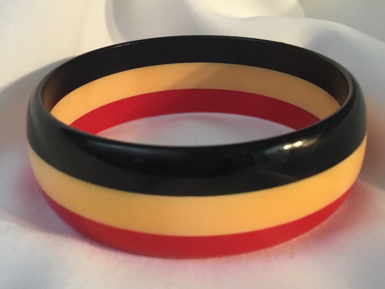 VINTAGE 3 COLOR LAYER STRIPED LAMINATE BAKELITE BANGLE BRACELET~BLACK YELLOW RED