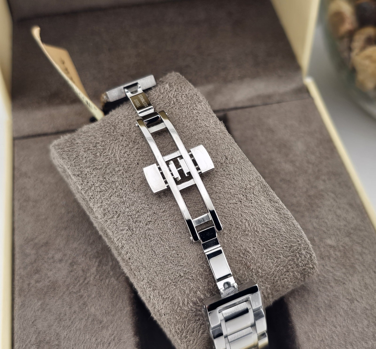 BURBERRY WOMENS WATCH SILVER DIAL WITH STAINLESS STEEL STRAP BU9220 AUTHENTIC