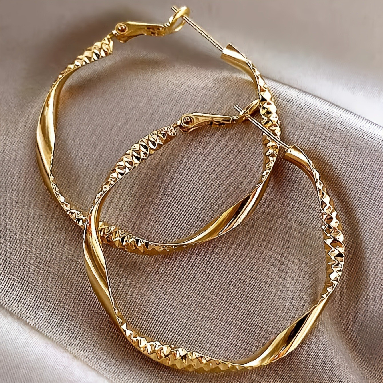 1 Pair Fashionable Gold Circle Earrings Textured Twist Design Hoop Earrings