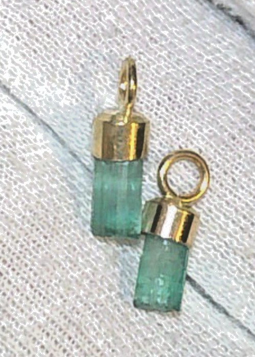 Natural rough emerald pendant, hexagonal prism – 18K gold HIGH QUALITY