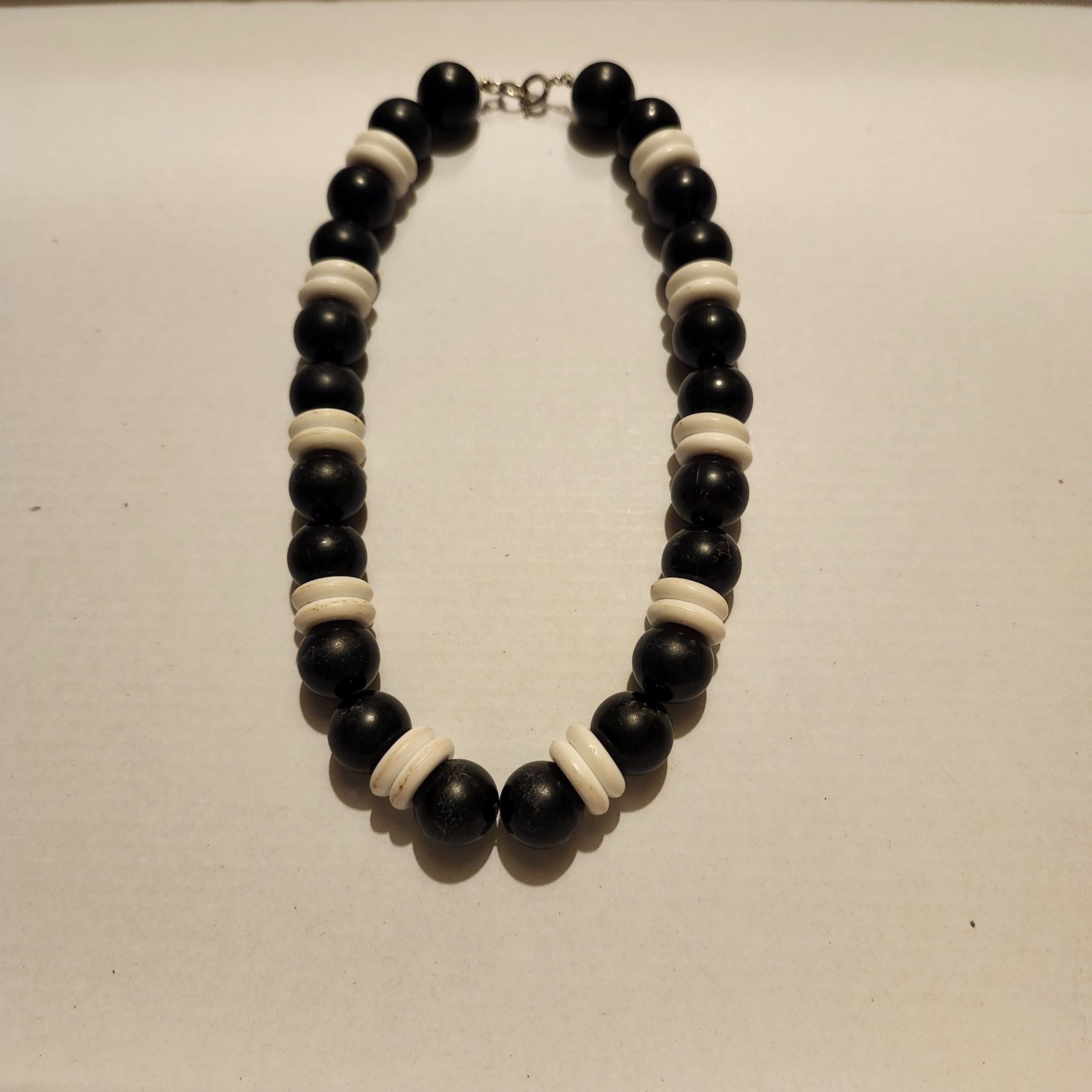 Vintage Chunky Beaded Necklace 16″ 60’s 70’s Black and White