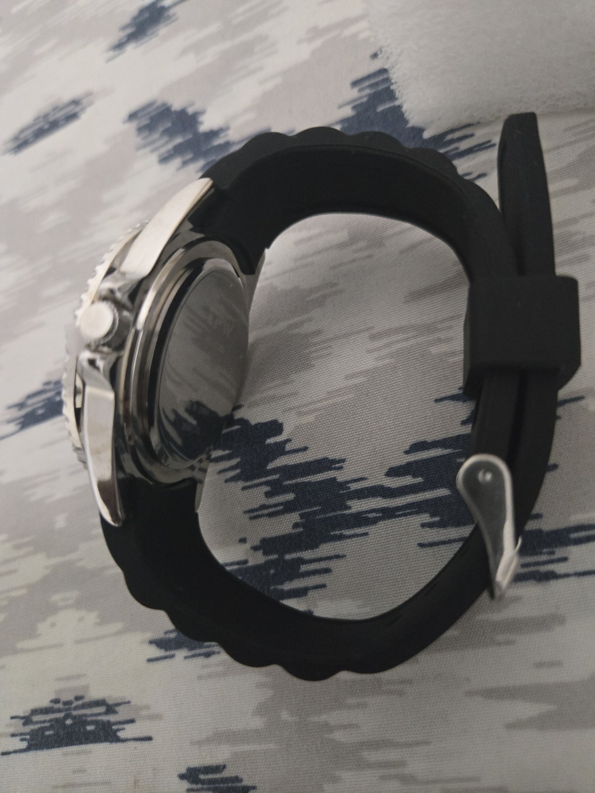 New men’s quartz dive-style watch with a black dial, red/black rotating bezel