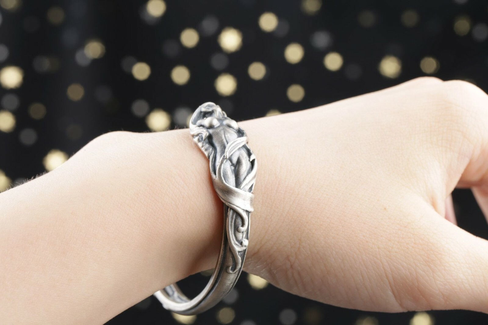 A24 Female Nude Aphrodite Goddess of Love Armrest Silver 925