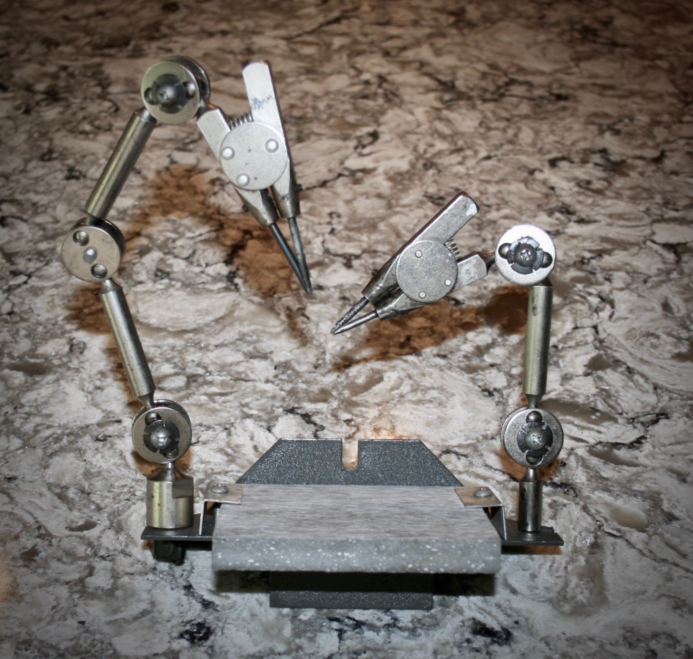 GRS Bench Mate – Double Third Hand Soldering Station