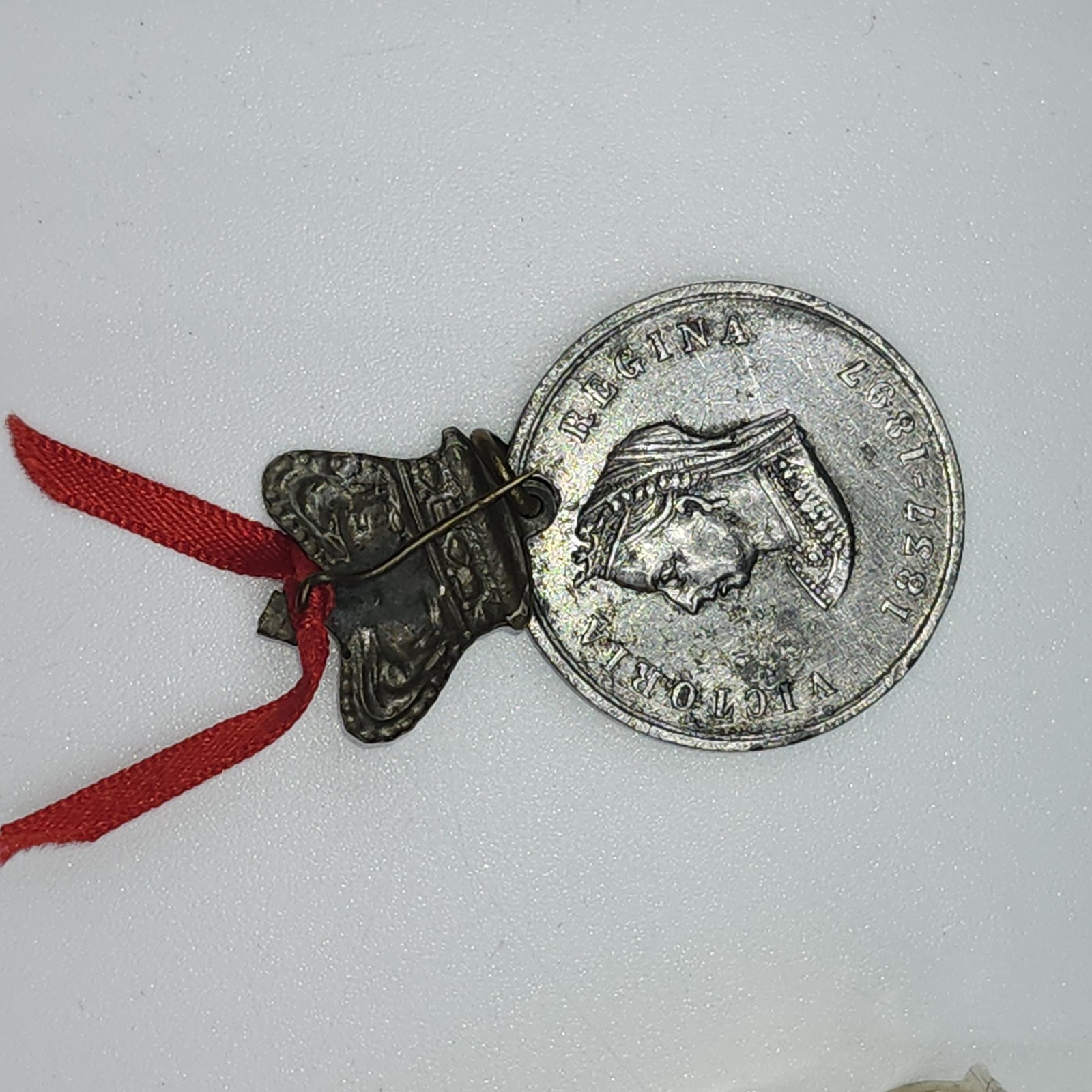 1837-1897 Queen Victoria Diamond Jubilee commemorative medallion crown pin