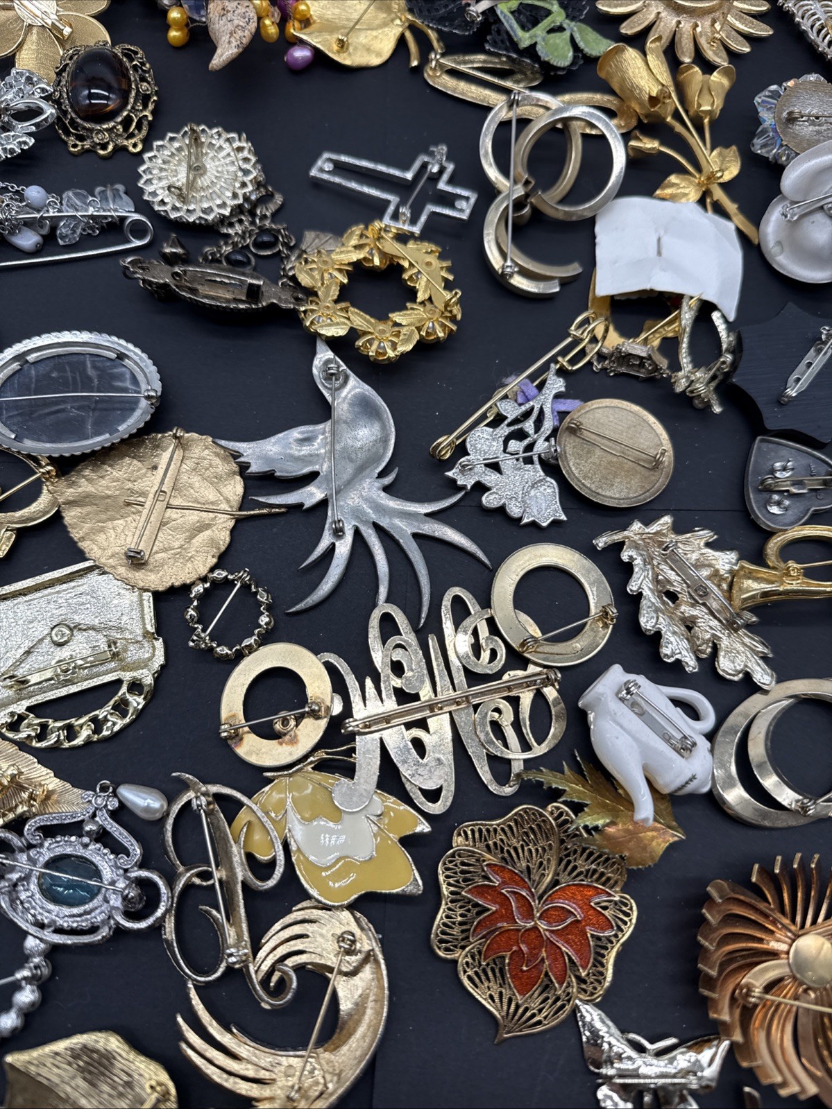 Lot Of 132 Brooches Pins – Many Signed – Silver Gold Tone Wholesale Resell J108b