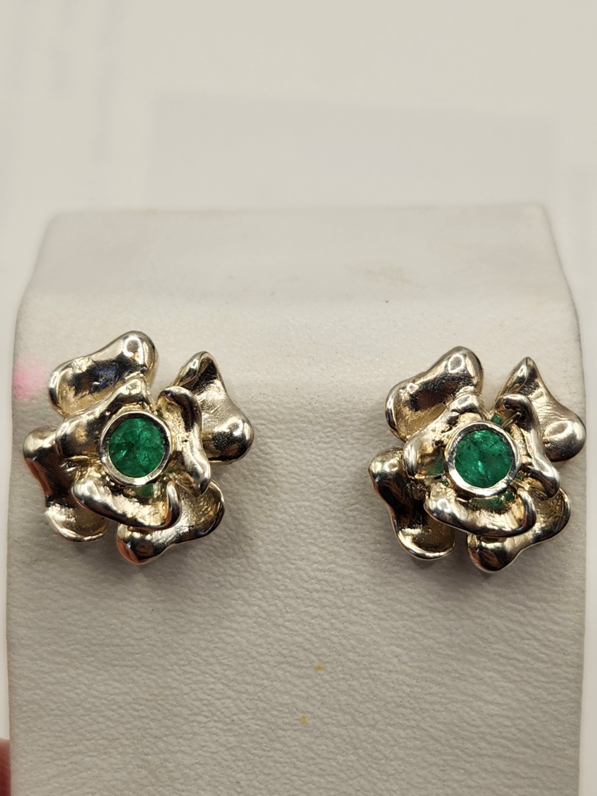 Pendientes en Plata 925 con Esmeralda natural Colombiana de Muzo, hechos a mano.