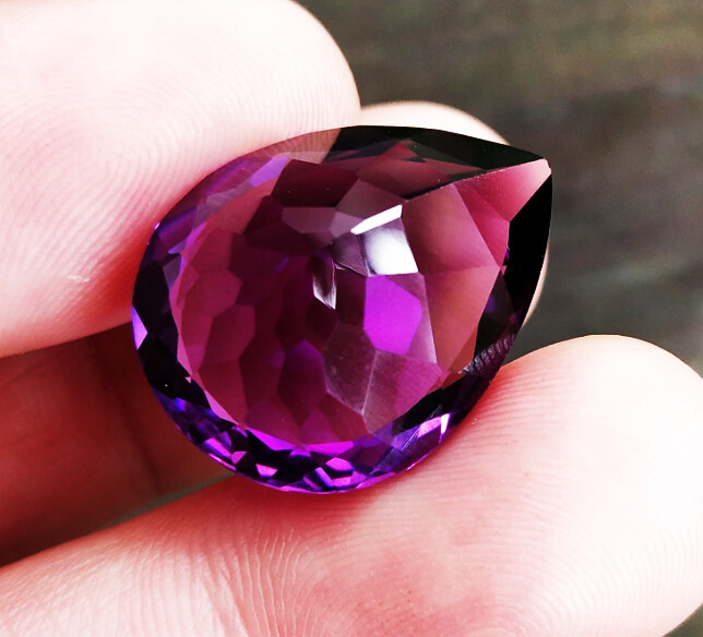 20.50cts. 21x17mm. PAER BEST PURPLE AMETHYST EXCELLENT CUT, GREAT FIRE!