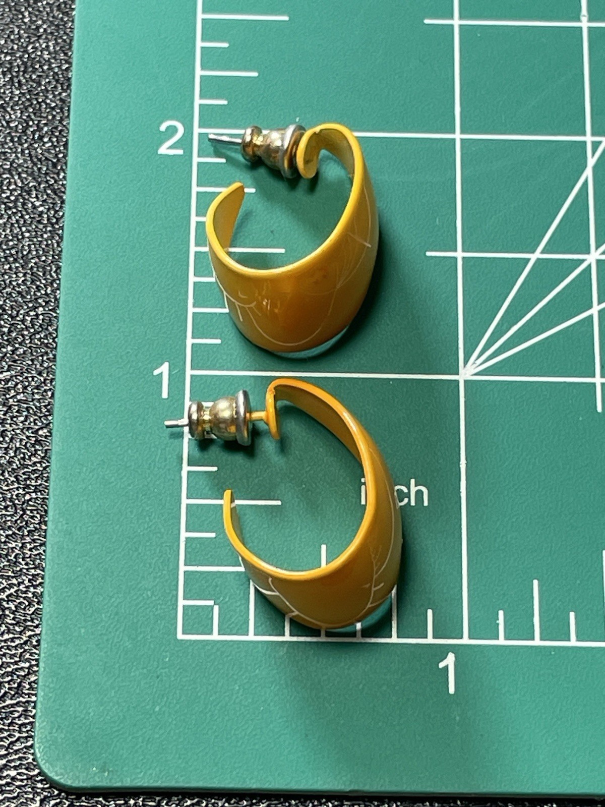 Vintage 1” Mustard Yellow Retro Curled Hoop Enameled Metal Earrings