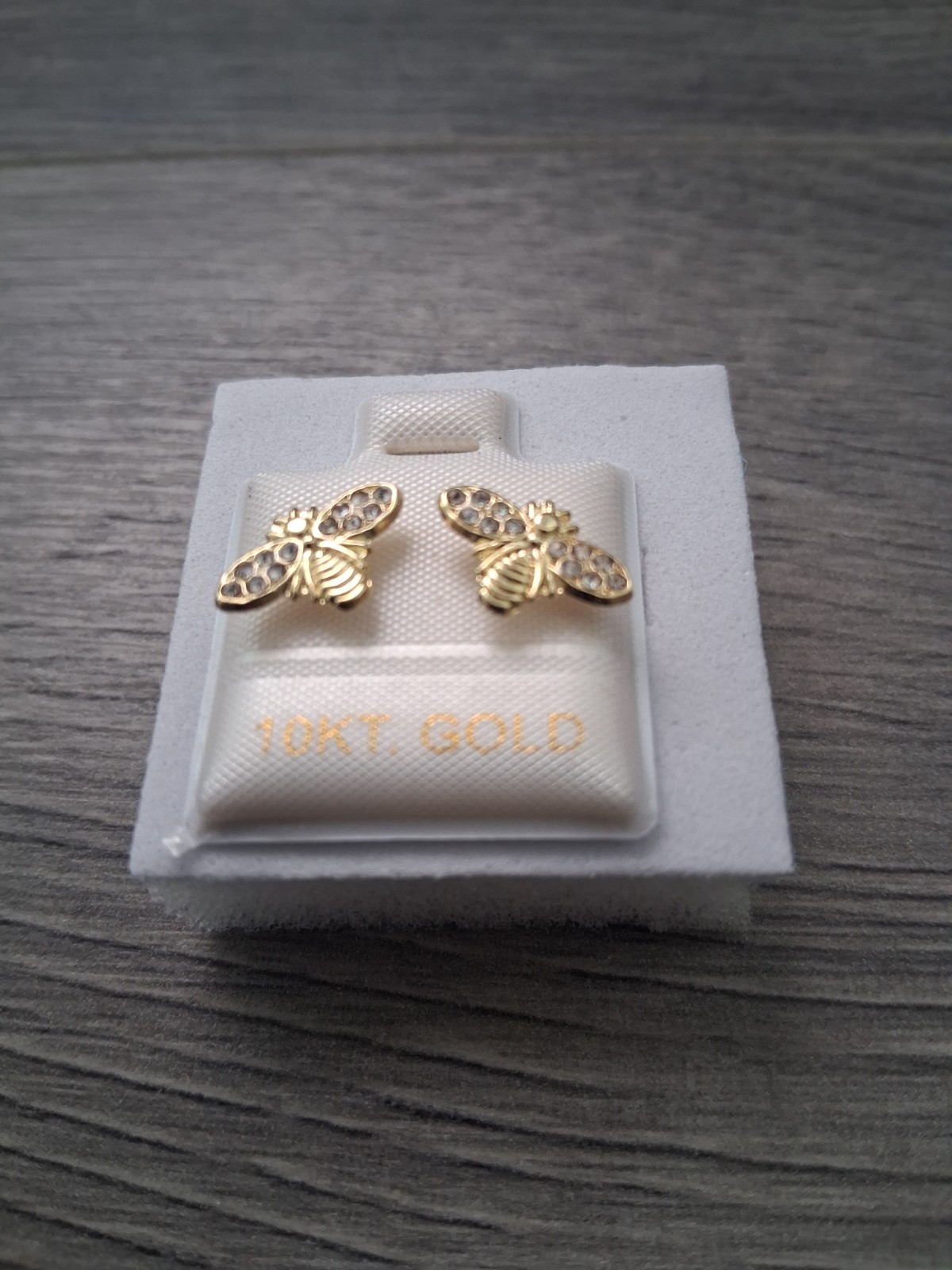 10k gold bumble bee screw back stud earrings / arete abeja de oro 10K de rosca.