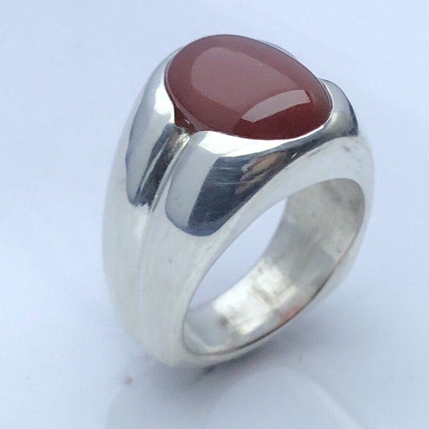 MJG STERLING SILVER MEN’S RING. 16 x 12mm CARNELIAN. SIZE 10. 26 grams