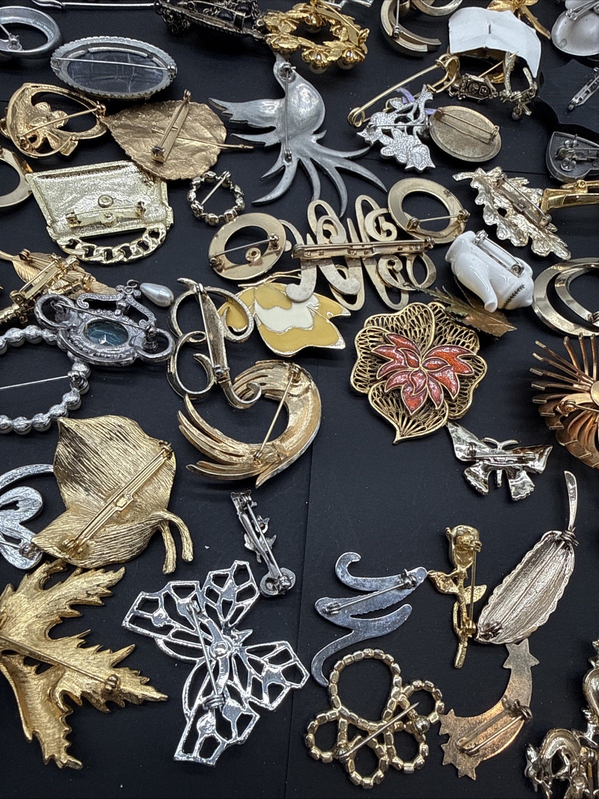 Lot Of 132 Brooches Pins – Many Signed – Silver Gold Tone Wholesale Resell J108b