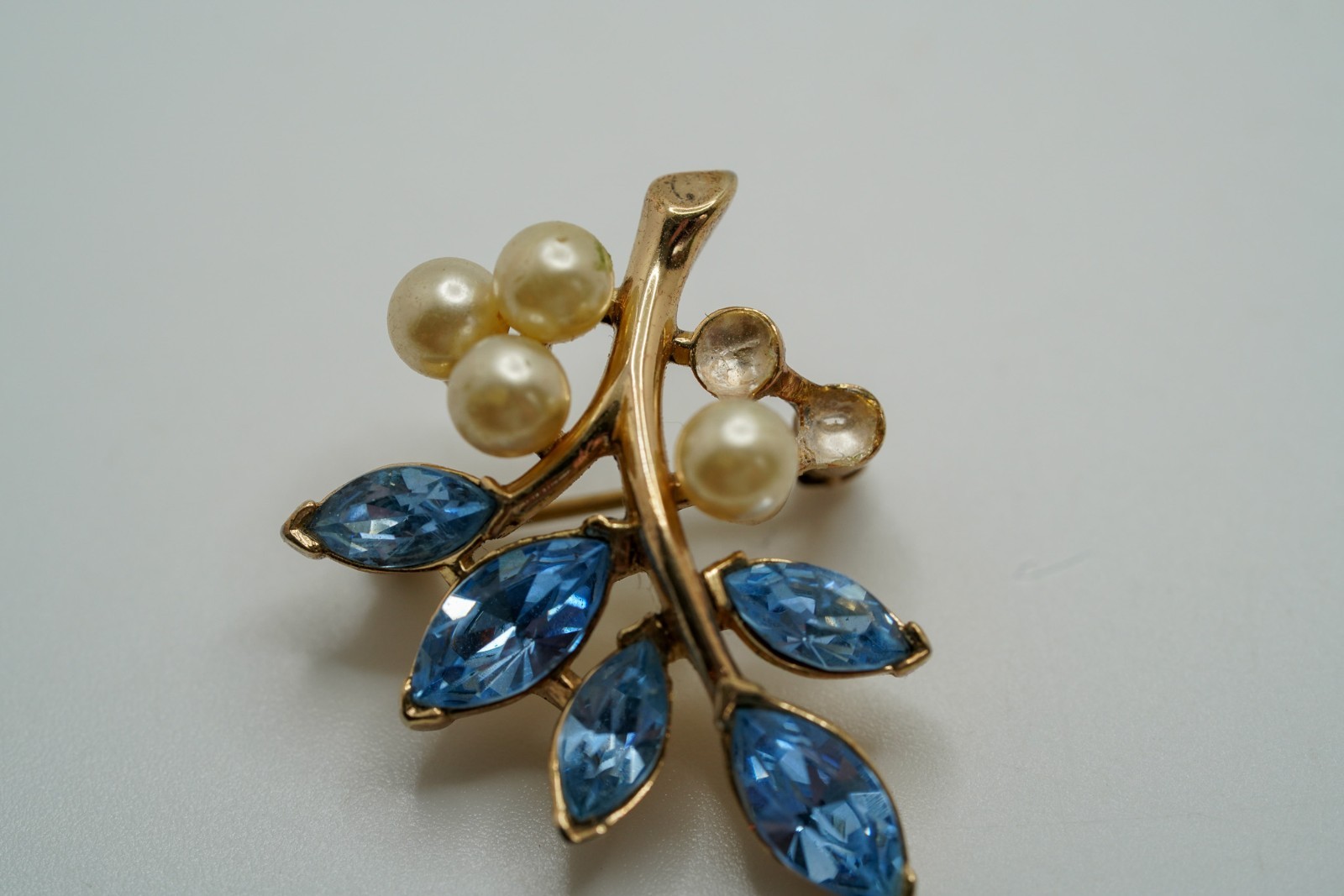 Vintage Crown Trifari Blue Rhinestone Pearl Brooch 3.2cm JB46