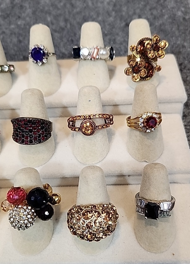 Jewelry 18 Rhinestone Rings Adjustable Sized Stretch Multi-Colored Bands Lot#262