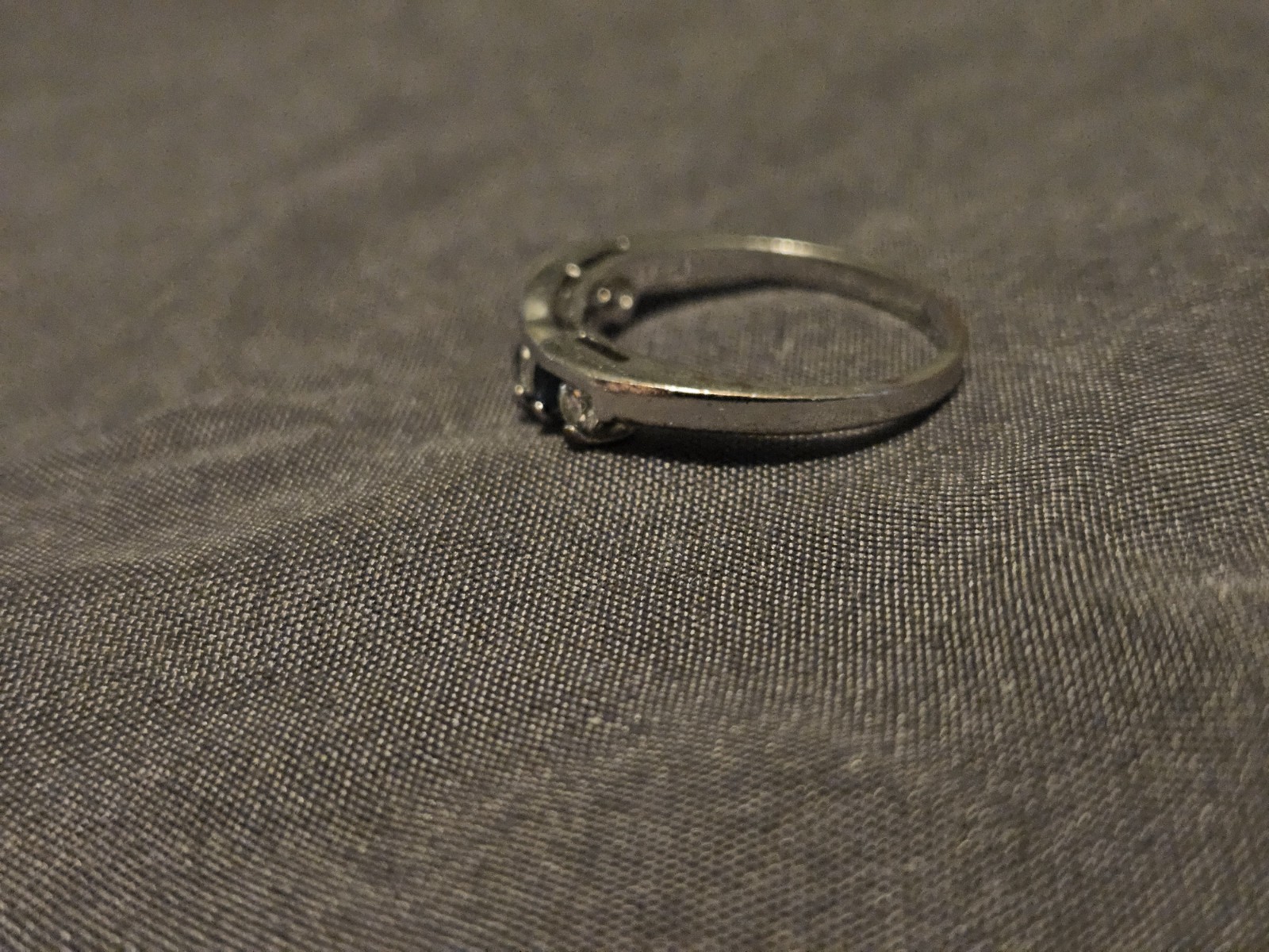 Wishbone Ring V-Shape Silver Tone Blue & White Stones Chevron Band Size 6.75