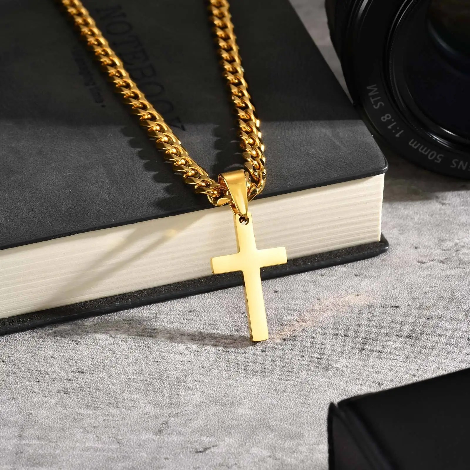 Collar con colgante de cruz para hombres Cadena de acero inoxidable Gold