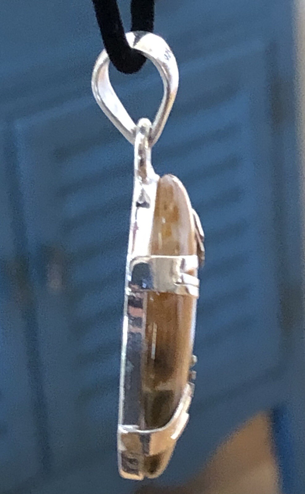 Oval Translucent Plume Agate Gemstone Pendant Open-back Claw Mount Necklace