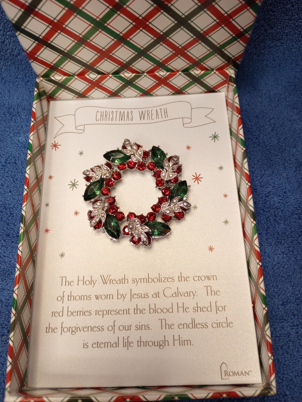 ROMAN INC CHRISTMAS JEWEL HOLY WREATH STORY PIN BROOCH RED GREEN BOXED