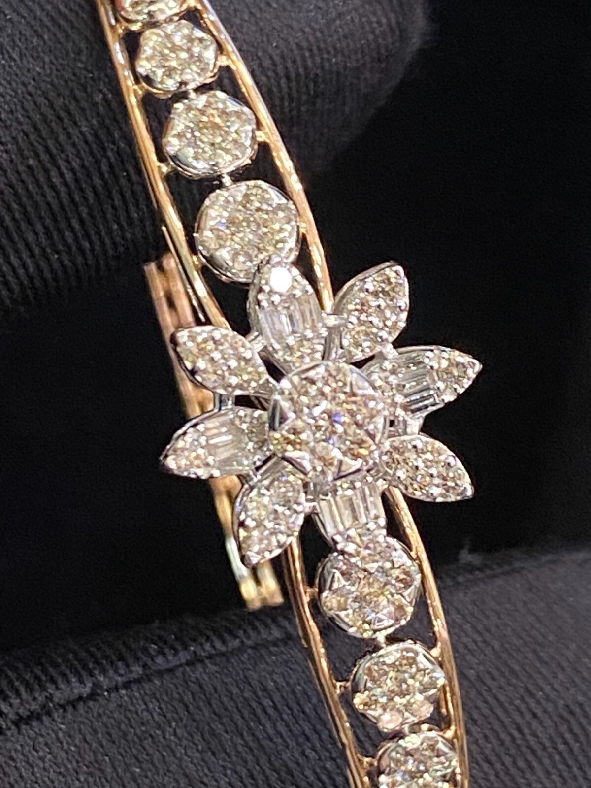 Stunning 1.90 Cts Round Baguette Cut Diamonds Hinged Bangle Bracelet In 14K Gold