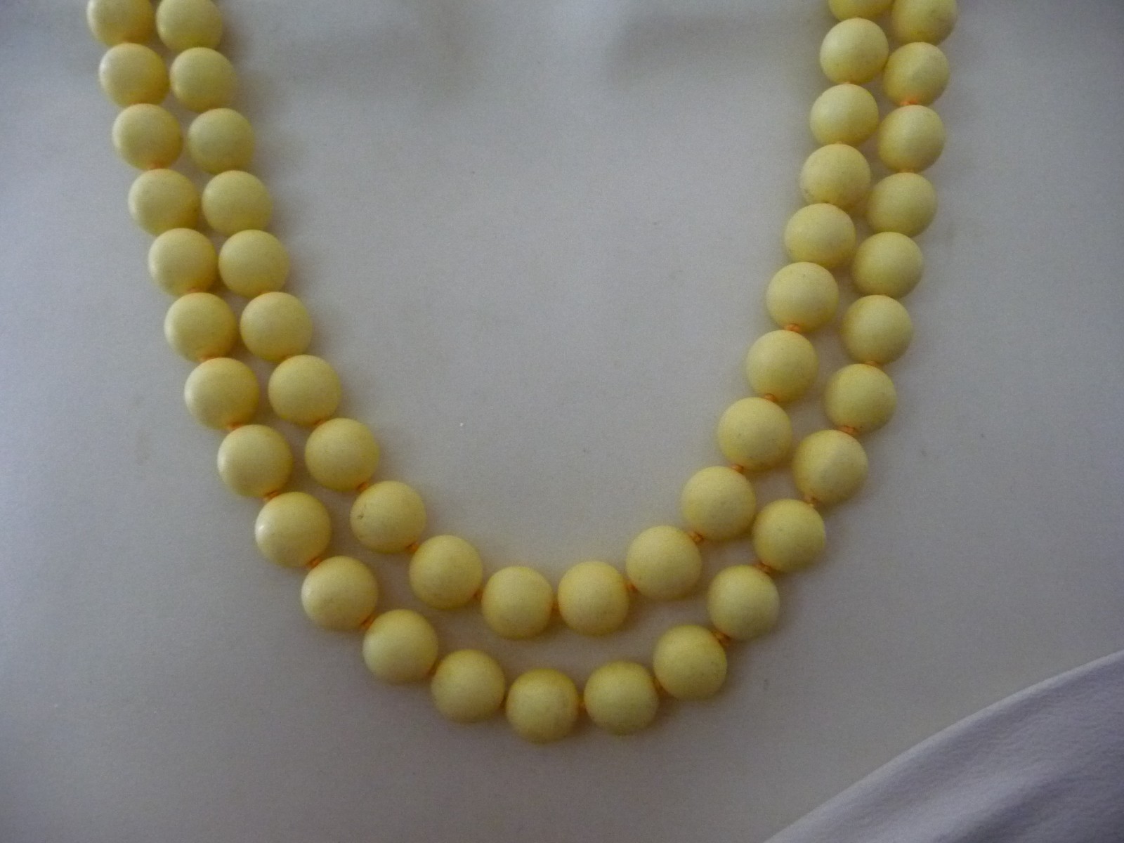 VTG JAPAN 10”L 2 STRAND LIGHT YELLOW BEADS 10”L NECKLACE #32/29