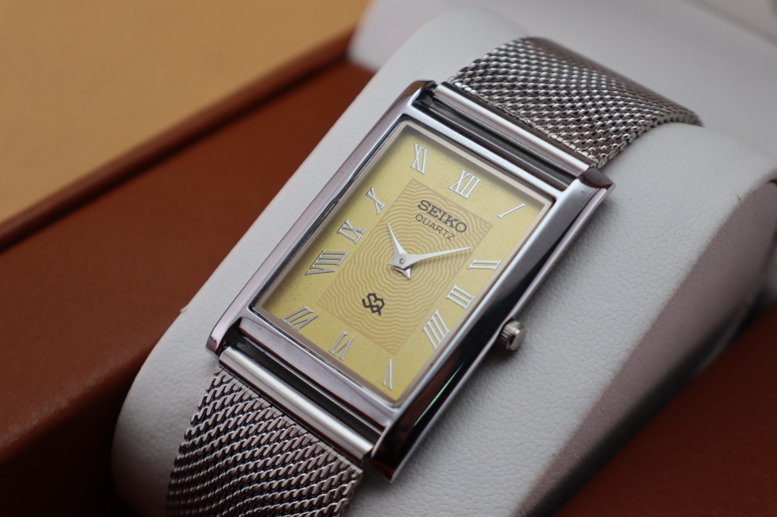 Vintage Seiko Slim Quartz Men’s Wrist Watch Yellow Dial with Silver Mesh Band