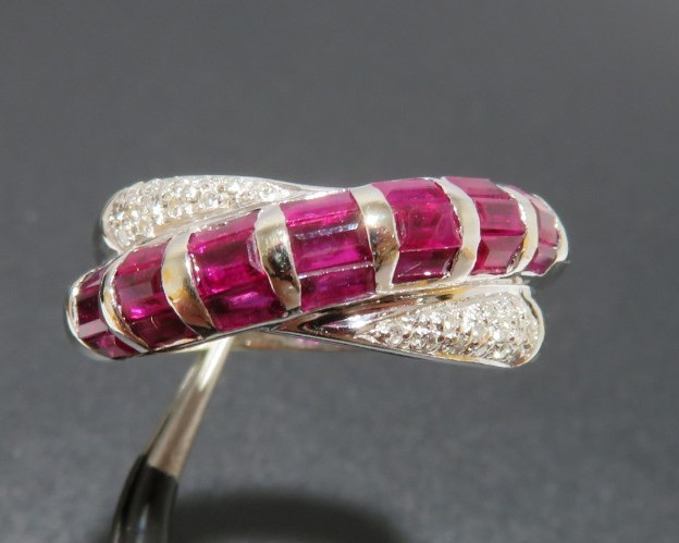 14K WG RUBY & WHIT STONE CLUSTER SWIRL BAND RING SZ 8.25 7.83 grams (A22045-1)