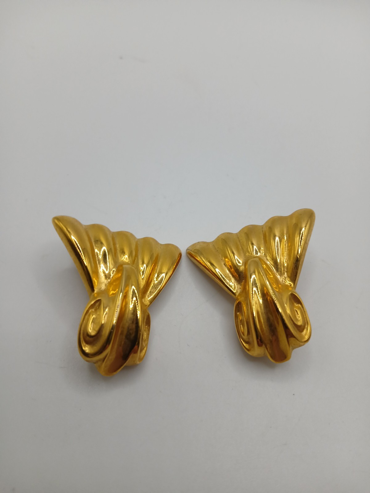 Premier Designs Large Gold Toned Stylized Clip On Earrings. NWT