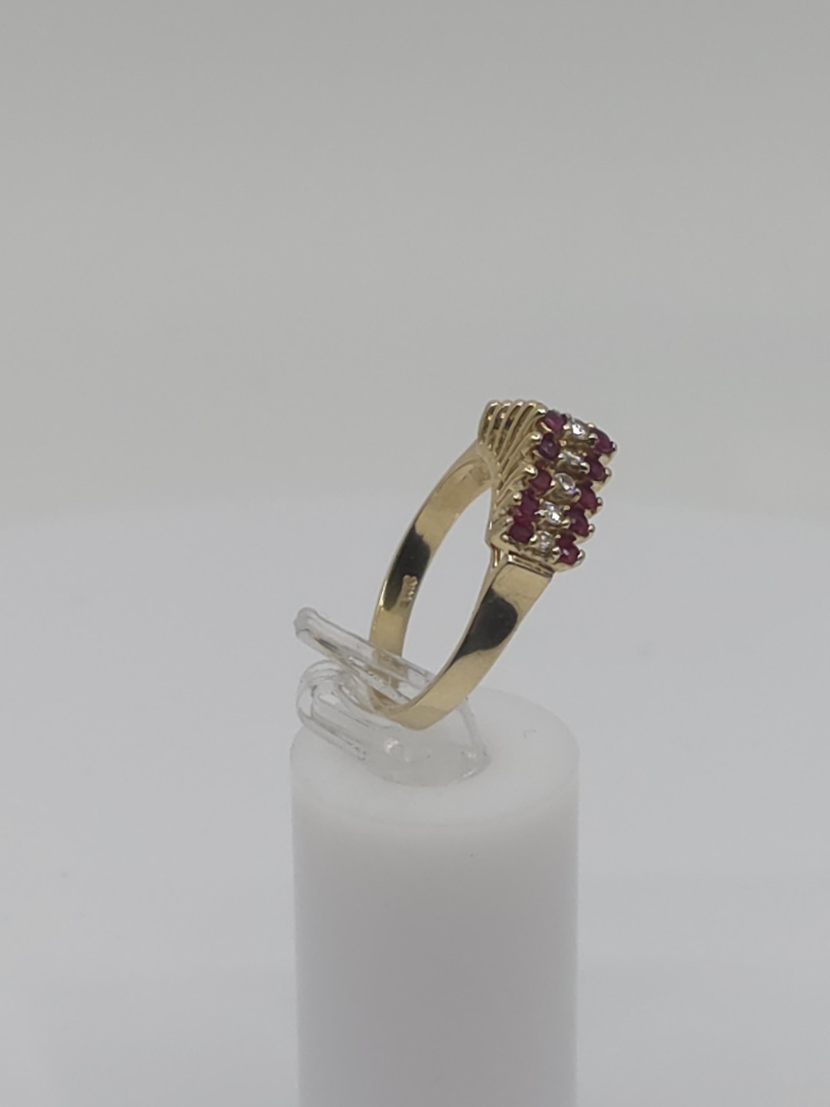 14K Yellow Gold Ruby & Diamond Ring Size 7 3.2g 18 Rubies 0.23 CTW Diamonds