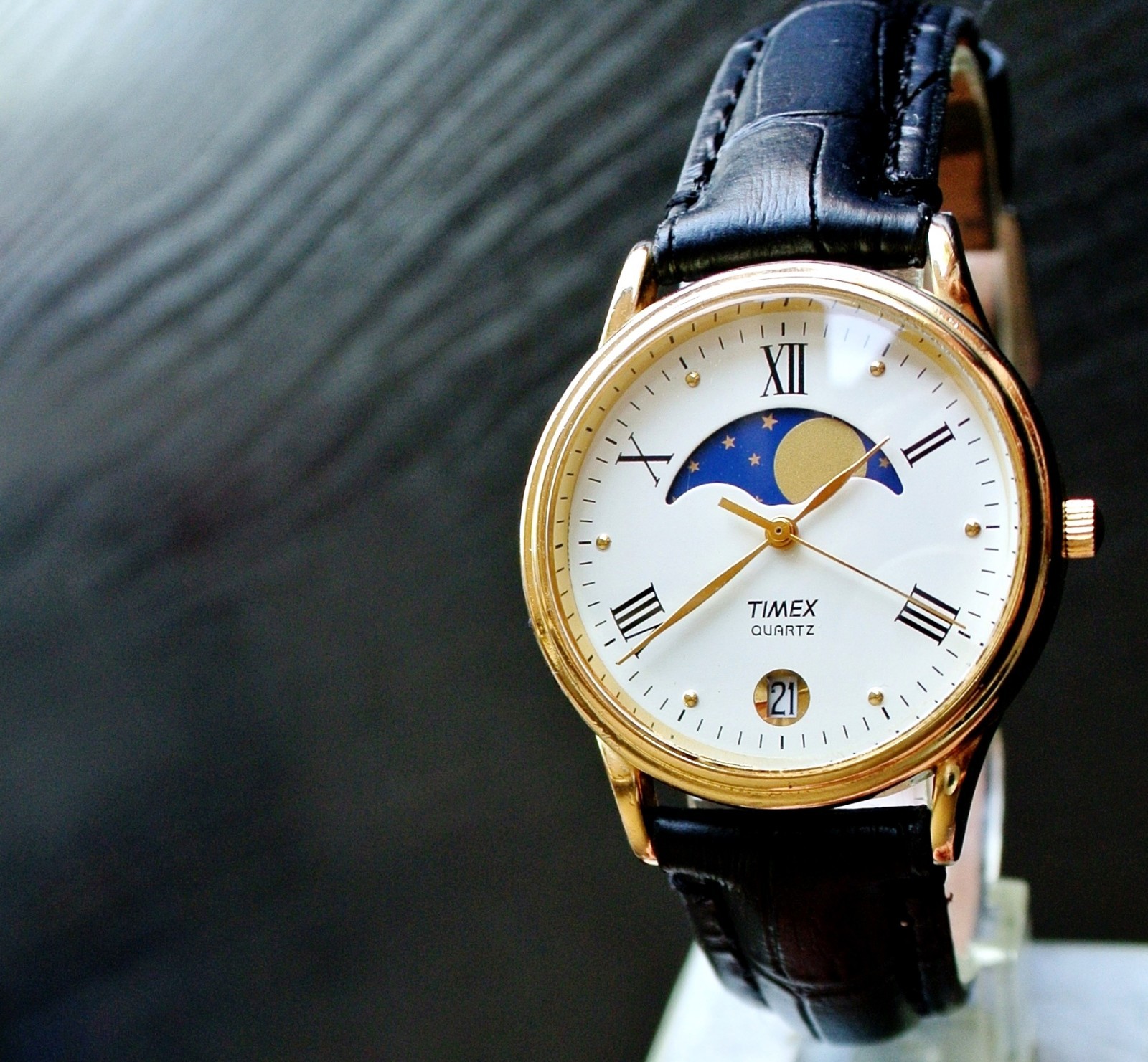 VINTAGE TIMEX DATE ELEGANT MOON PHASE DIAL QUARTZ MEN’S GOLDEN BLACK DRESS WATCH