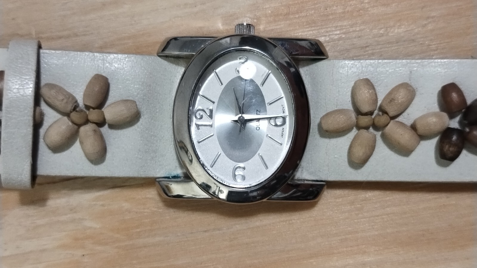 28mm silver tone white dial quartz analog watch w/white beaded band Need battery