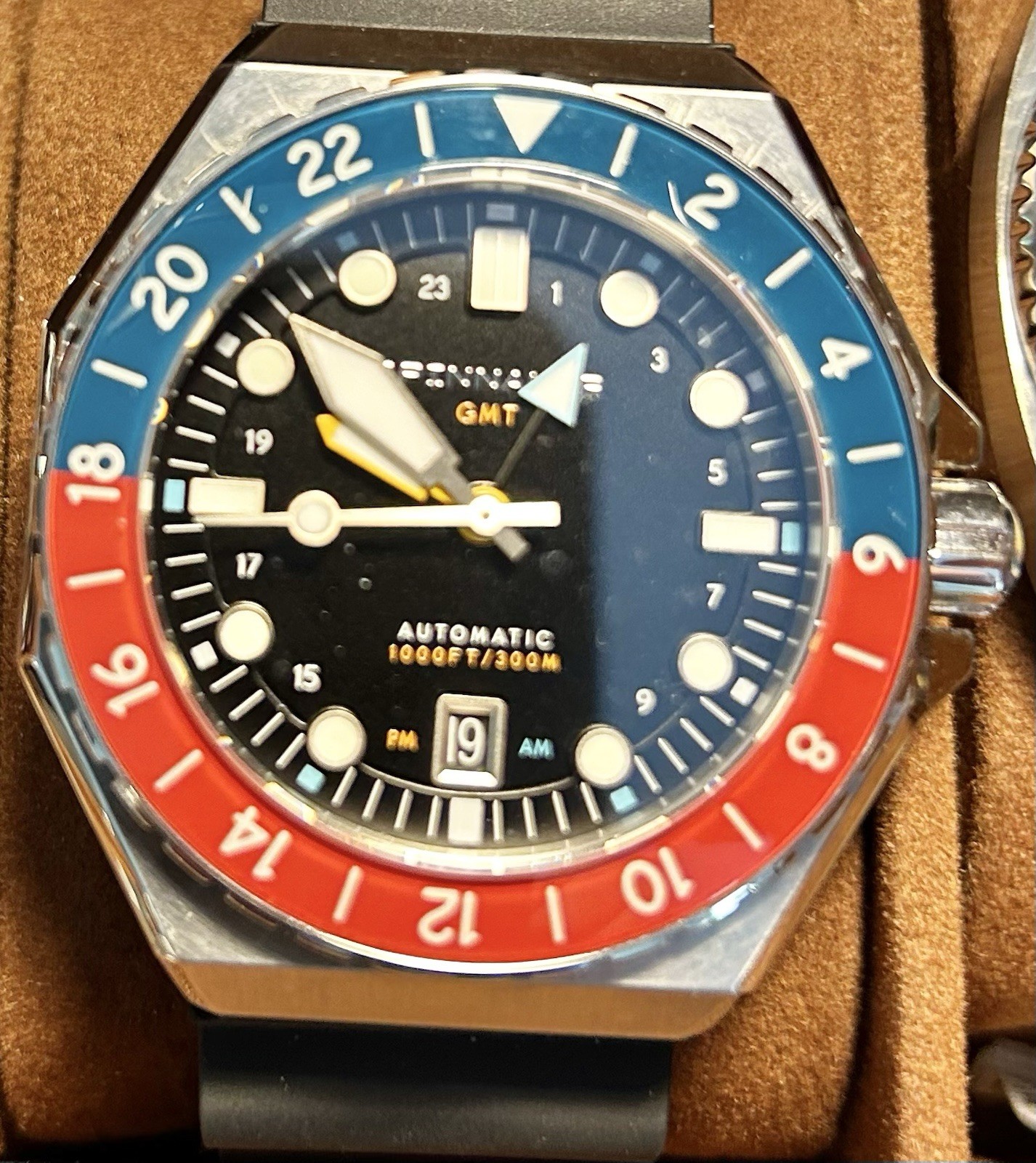 SPINNAKER DUMAS GMT AUTOMATIC Cobalt Crimson 44mm 300m Diver Stainless Steel