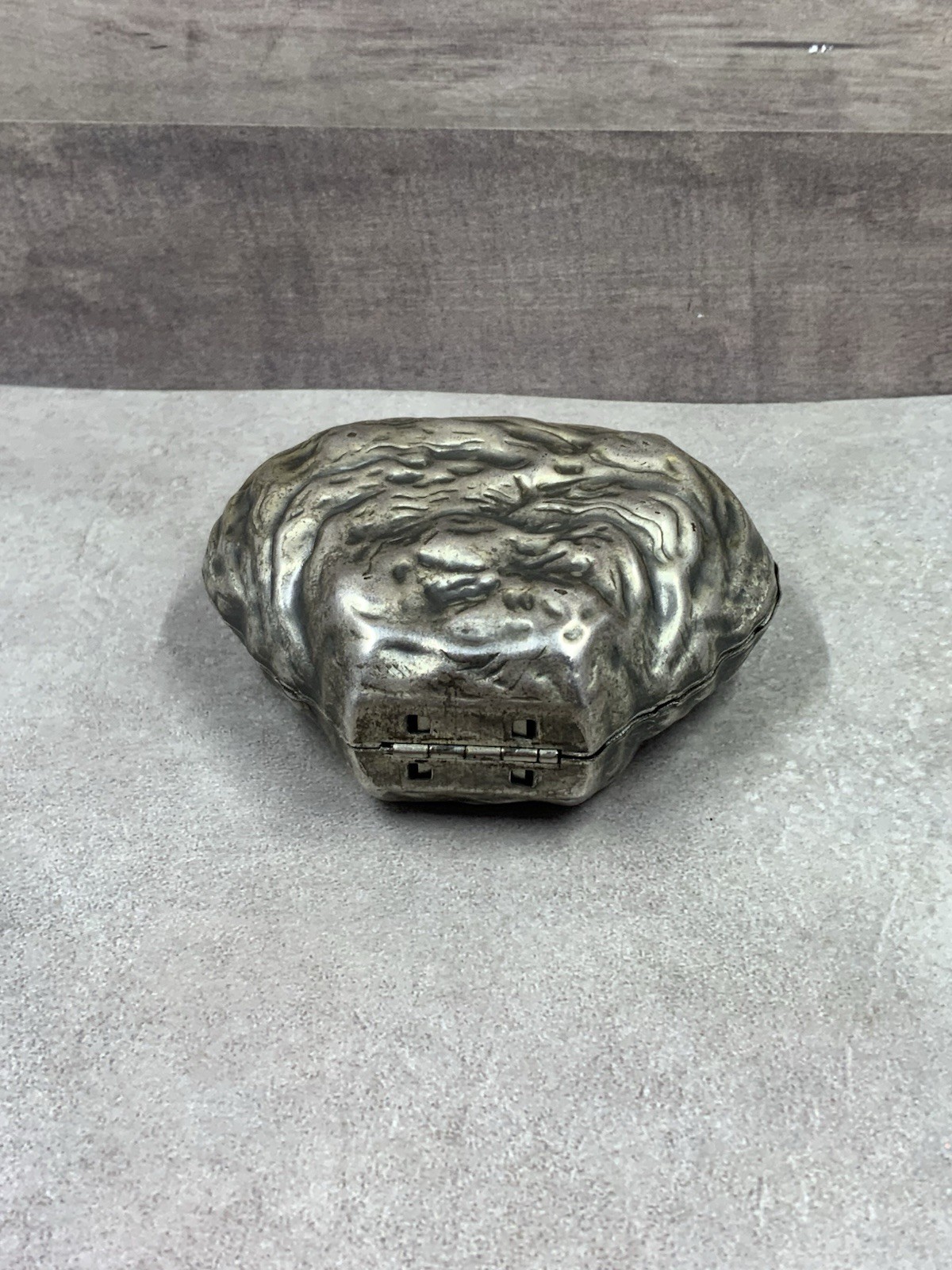 Vint. SHIELDS SEA GEMS 1940’s Clam Shell Peral Presentation Metal Box3.25″x3″x1″