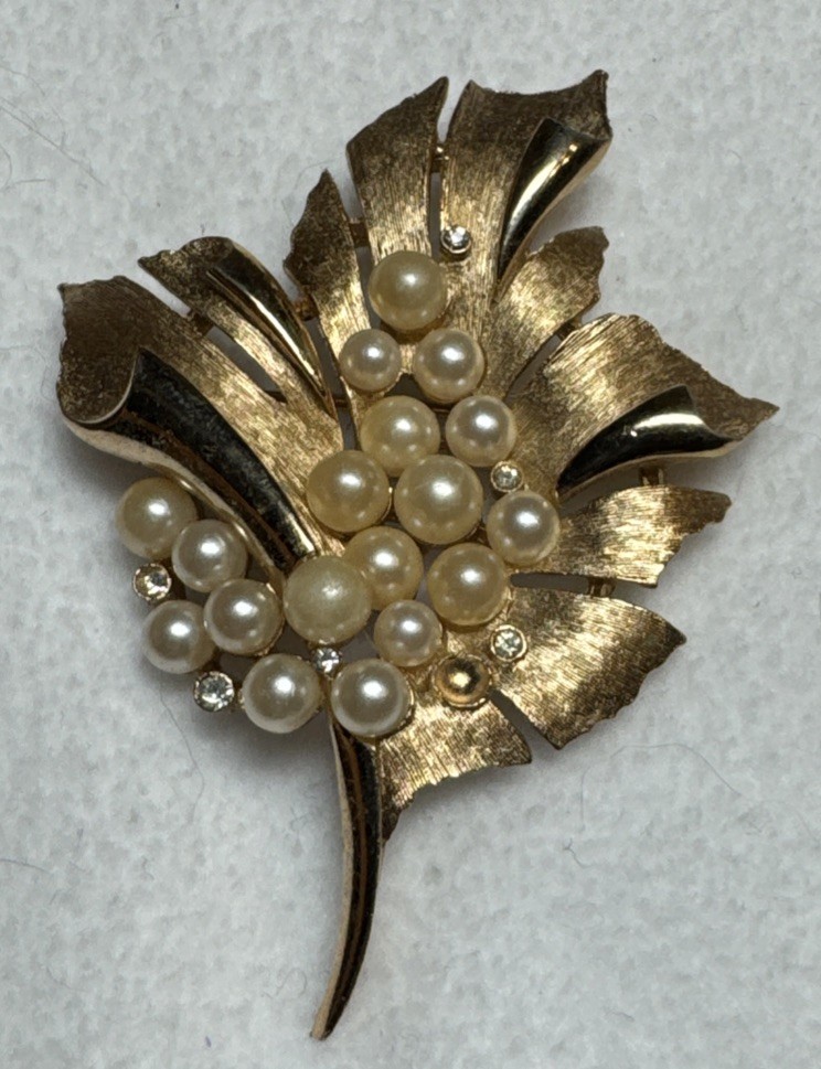 Vintage Gold Tone Brooch Lot of 5 Crown Trifari & Unbranded w/Crystals, Pearls
