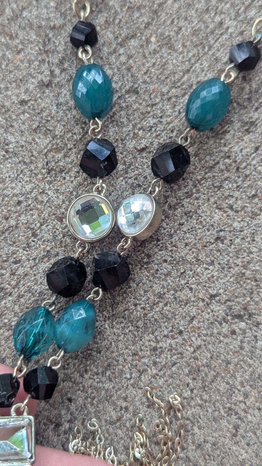 White house black market Silver / Green Crystal tassel necklace 32″ NOS $50 MSRP