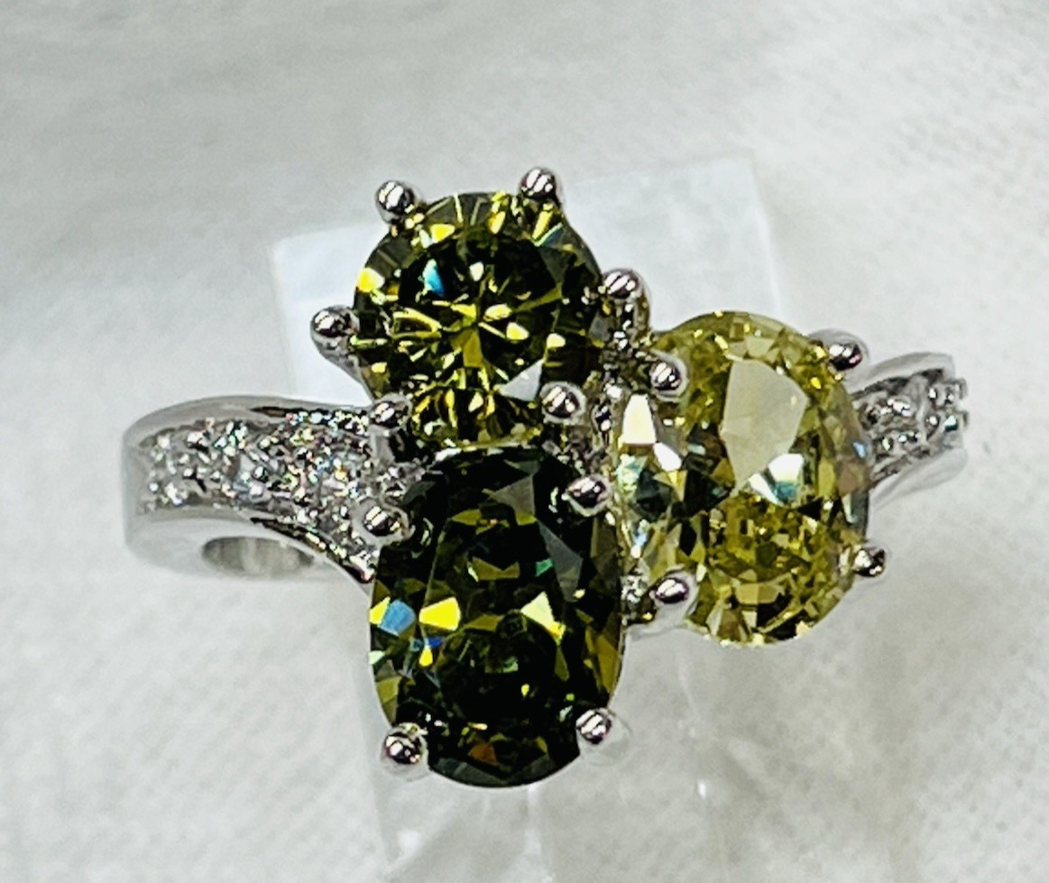 Classy Ladies Ring 3 Stones Different Shades of Green – Rhodium – Cubic Zirconia