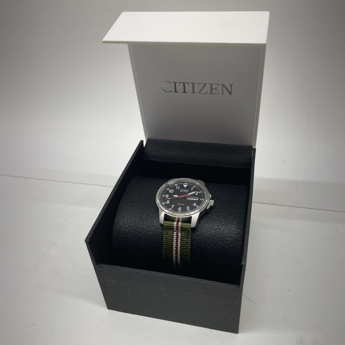 CITIZEN ECO-DRIVE WR100 DAY DATE FIELD WATCH NATO STRAP BLACK DIAL (CMP124188)